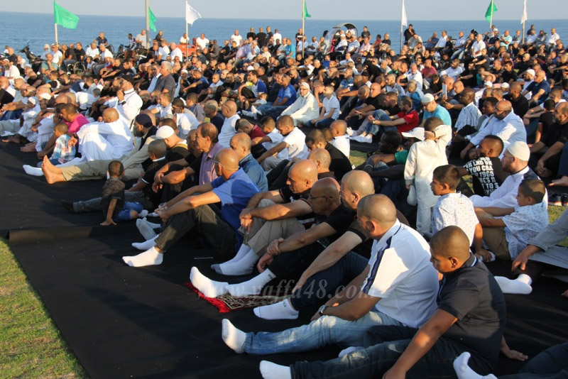 فيديو سجل يا تاريخ - يافا تنتفض احياءً لسنة النبي بأداء صلاة العيد في العراء "متنزه العجمي"